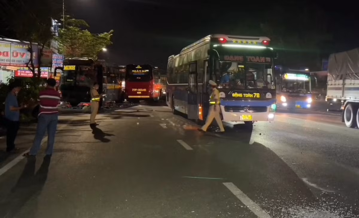 Lực lượng Cảnh sát giao thông và các cơ quan chức năng có mặt tại hiện trường ngay sau đó để điều tiết giao thông.