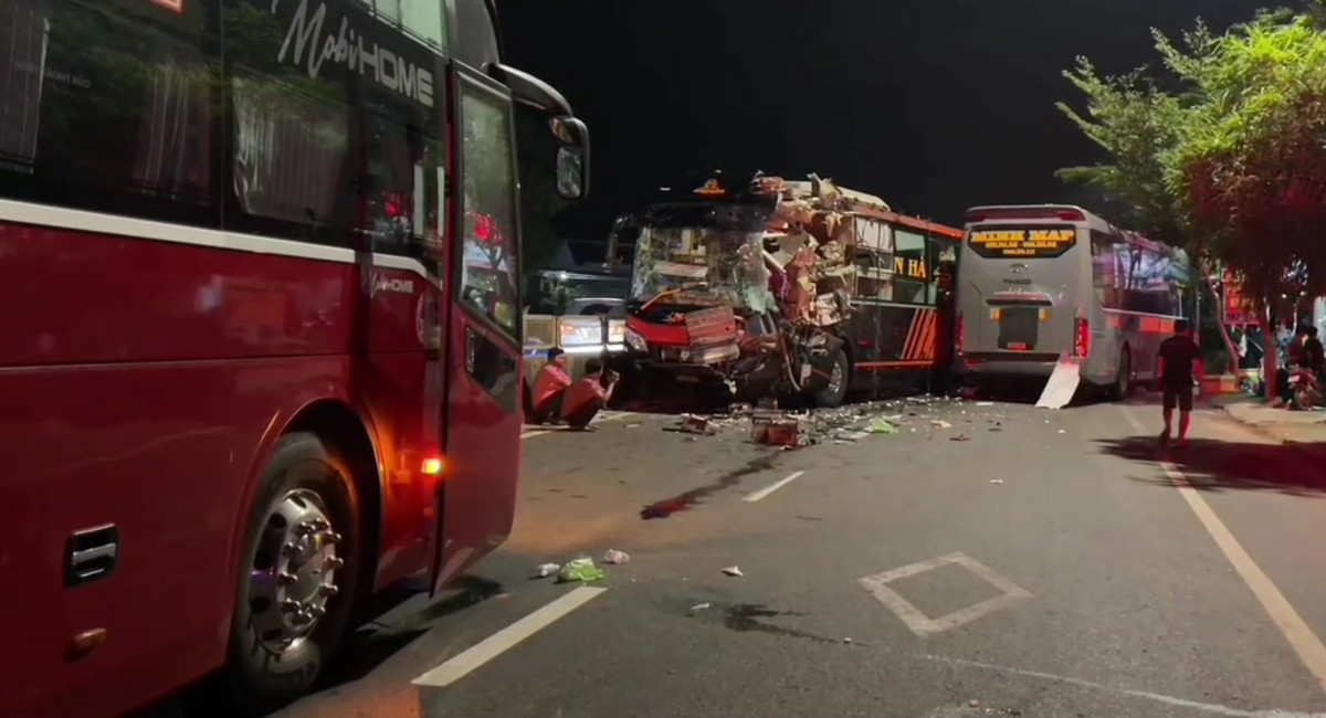 Vụ tai nạn làm xe khách mang BKS Bình Định và Quảng Trị hư hỏng nặng.