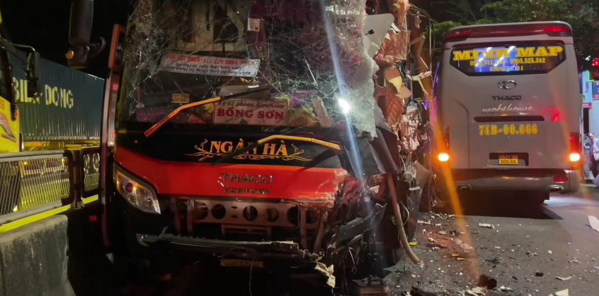 Lúc này, bên phần đường hướng Bắc-Nam cũng 3 xe khách giường nằm gồm 1 xe mang BKS Quảng Trị và 2 xe BKS của TP HCM đang chạy nối đuôi nên va chạm với xe khách chạy ngược chiều dẫn đến tai nạn liên hoàn.