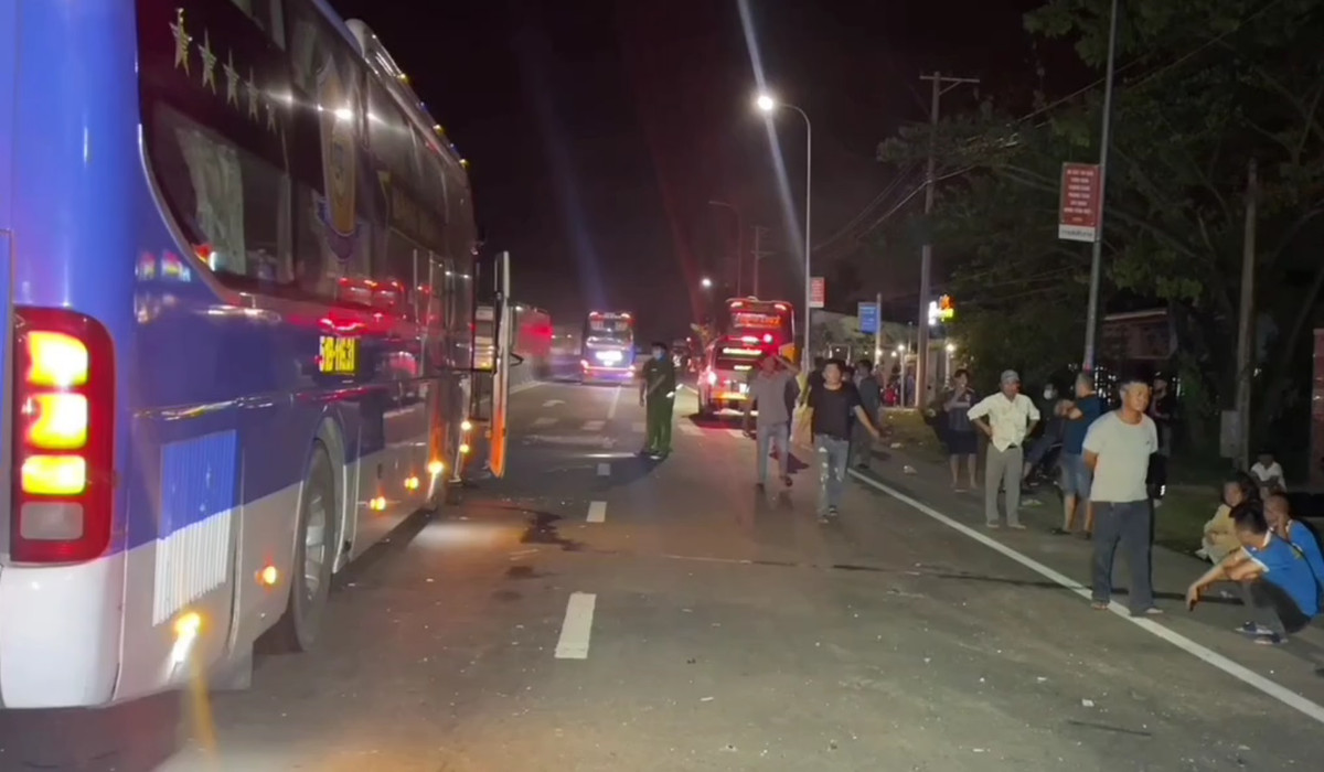 Sau khi ổn định tình hình, những hành khách bị thương nhẹ được bố trí xe khác để tiếp tục hành trình.