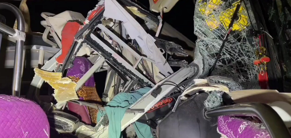 Giường nằm bên trong xe khách bị biến dạng.