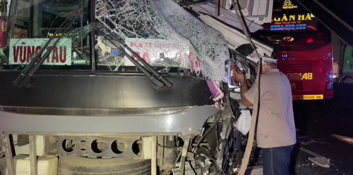 Phần đầu các xe bể nát, biến dạng, cửa kính vỡ vụn.