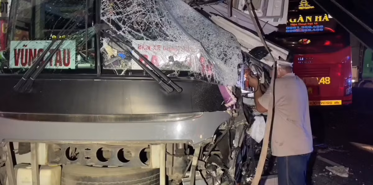 Phần đầu các xe bể nát, biến dạng, cửa kính vỡ vụn.