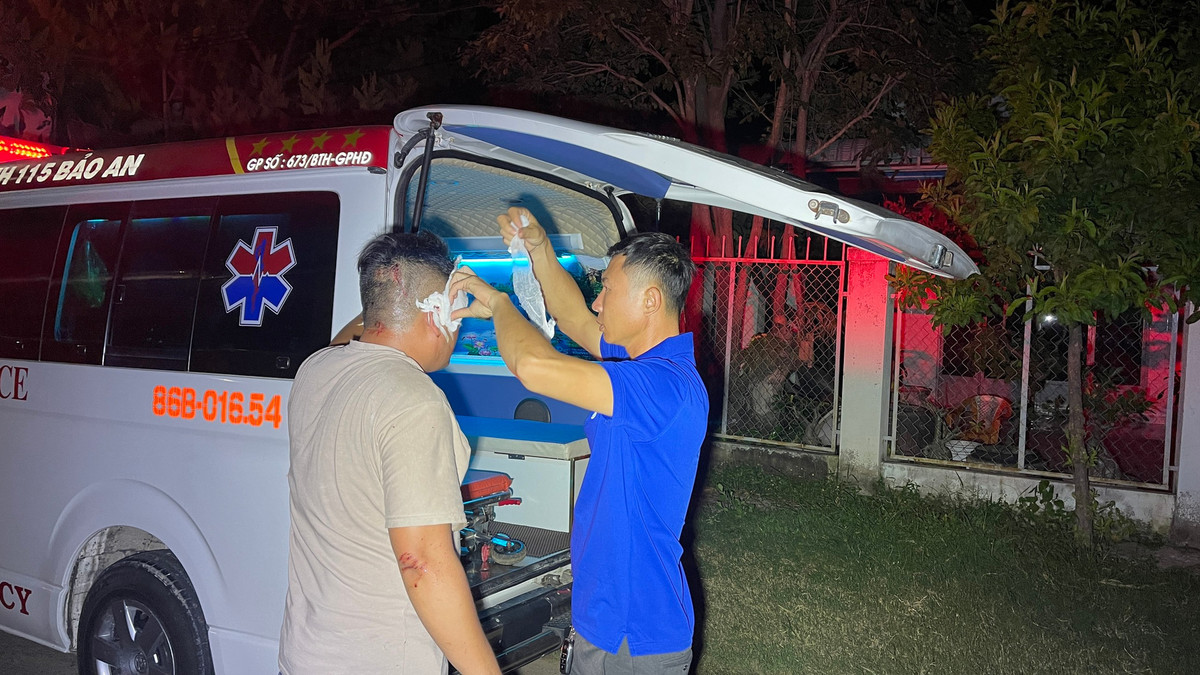 Người dân địa phương đã hỗ trợ sơ cứu, băng bó vết thương, đưa nạn nhân đi cấp cứu.