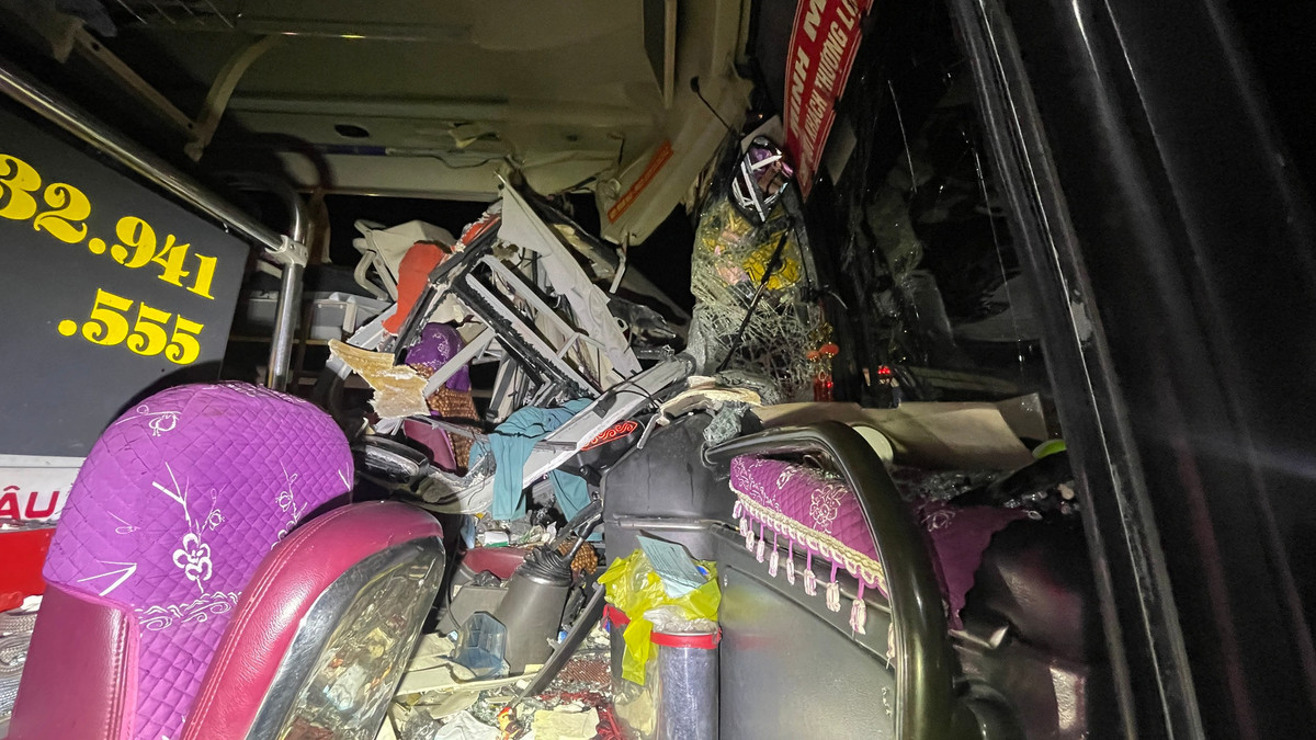 Hơn trăm hành khách trên 4 xe hoảng loạn sau vụ va chạm.