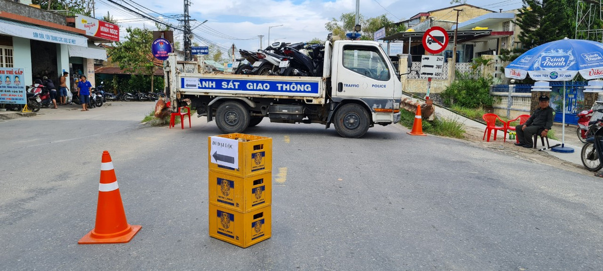 Việc phân luồng, hướng dẫn giao thông được triển khai từ xa.