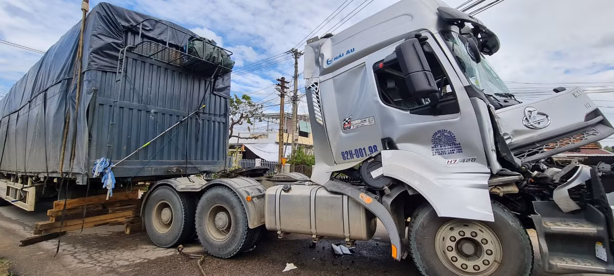 Cú tông mạnh khiến cho thùng hàng container của một xe tải rời ra.