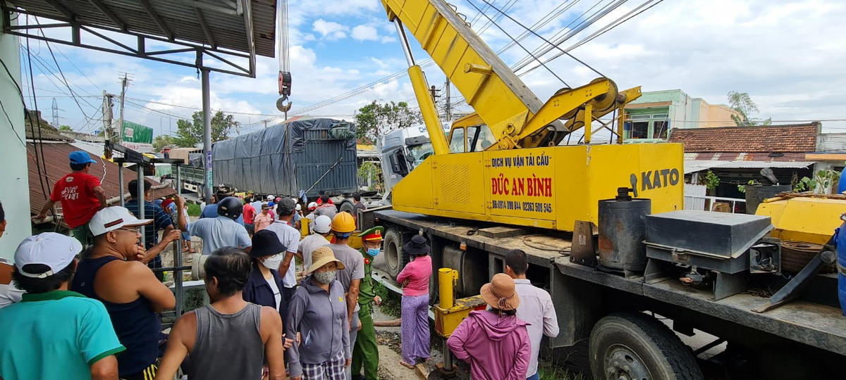 Sáng 4/10, lực lượng chức năng đã điều xe cẩu đến hiện trường vụ tai nạn.