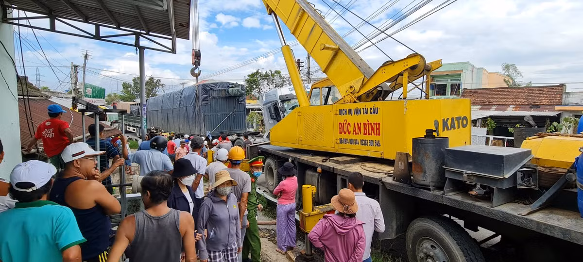 Sáng 4/10, lực lượng chức năng đã điều xe cẩu đến hiện trường vụ tai nạn.