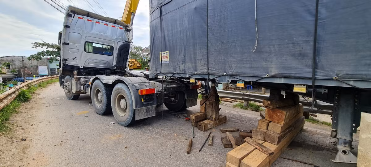 Giao thông bị ách tắc nghiêm trọng, kéo dài từ đêm khuya đến sáng 4/10.