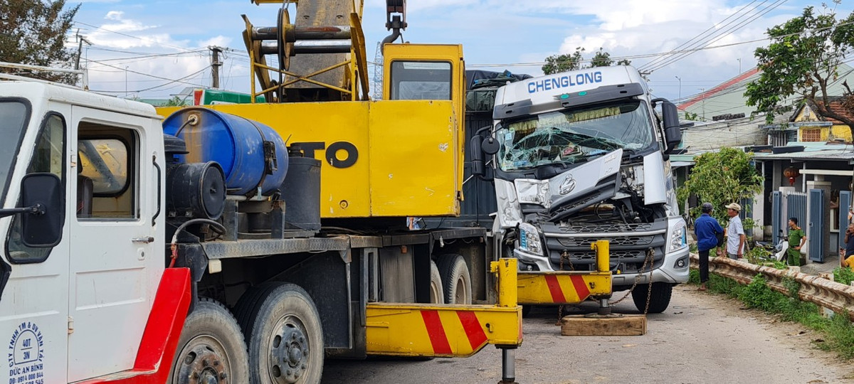 Tuy nhiên, việc di chuyển hai xe tải cũng gặp nhiều khó khăn.