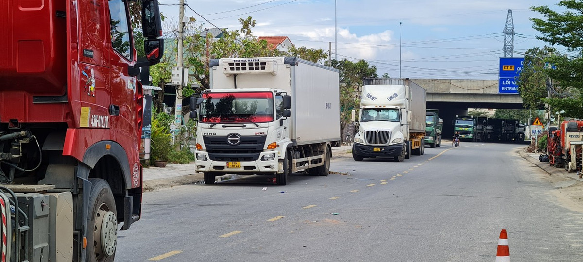 Các phương tiện được hướng dẫn lưu thông vào tuyến cao tốc Đà Nẵng-Quảng Ngãi và tuyến ĐT 605. &gt;&gt;&gt; Mời độc giả xem thêm video Sóc Trăng: “Ngáo đá”, tài xế xe đầu kéo liên tiếp gây tai nạn rồi bỏ chạy: