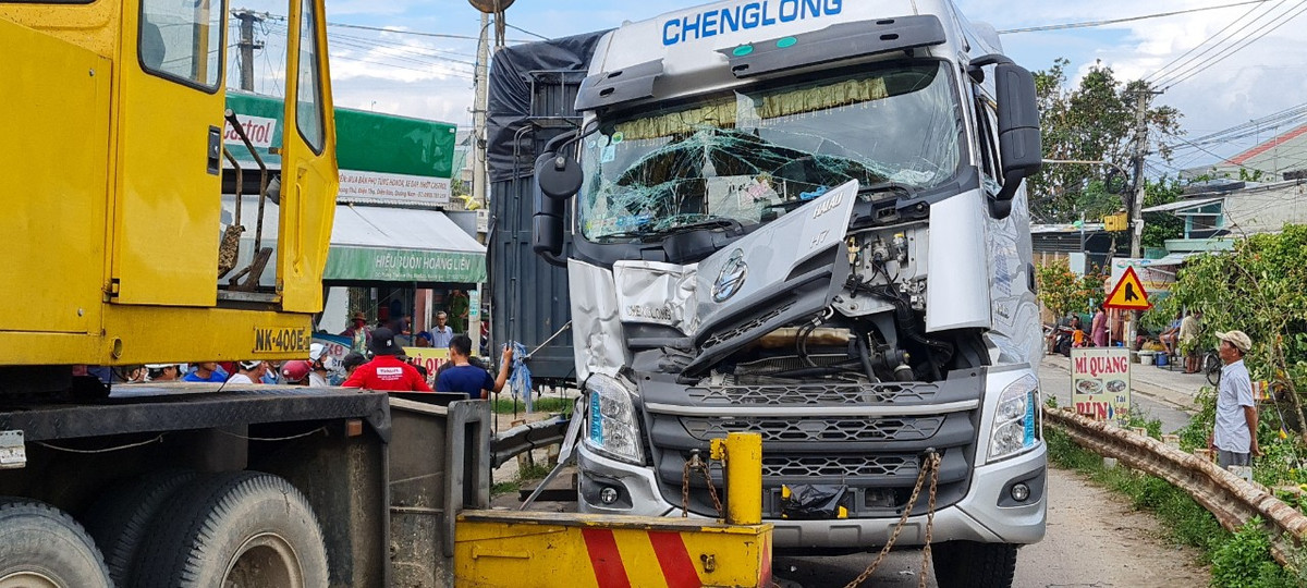 Đến 10 giờ sáng 4/10, lực lượng chức năng vẫn đang khẩn trương thực hiện công tác cứu hộ, cứu nạn phương tiện trong vụ tai nạn.