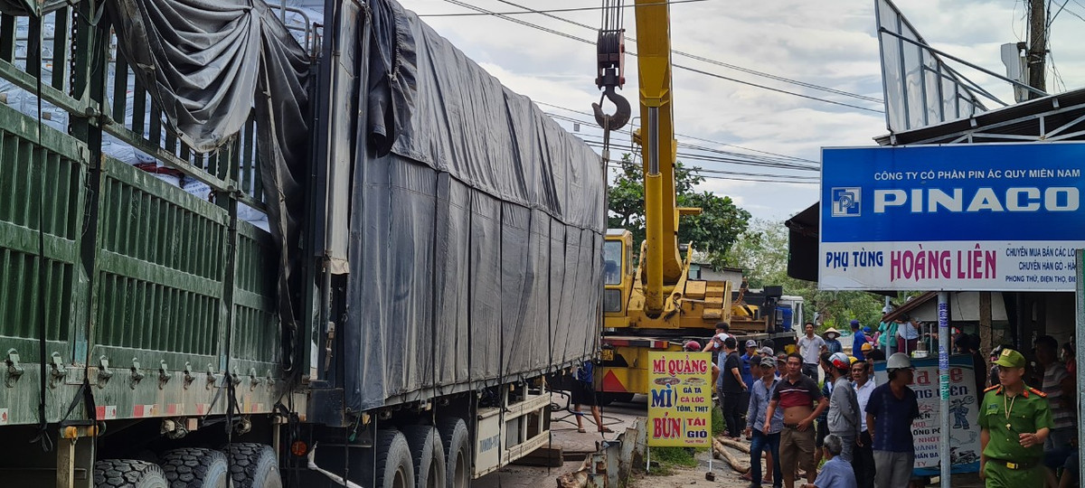 Đêm 3/10, hai xe tải đang lưu thông trên tuyến ĐT 609 đoạn qua xã Điện Thọ, thị xã Điện Bàn, tỉnh Quảng Nam thì bất ngờ xảy ra va chạm.