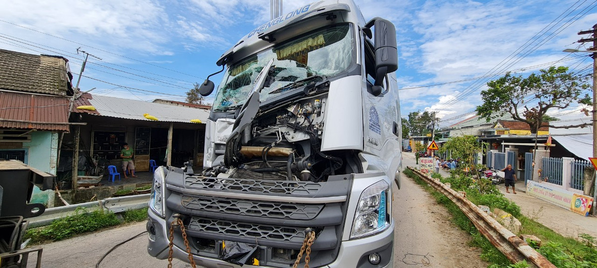 Đầu xe tải tan nát sau vụ va chạm.