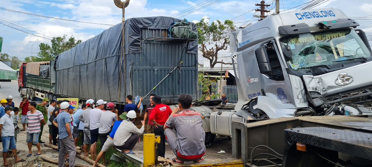 Rất đông người dân xung quanh đến xem nhưng không thể hỗ trợ.