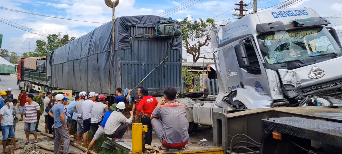 Rất đông người dân xung quanh đến xem nhưng không thể hỗ trợ.