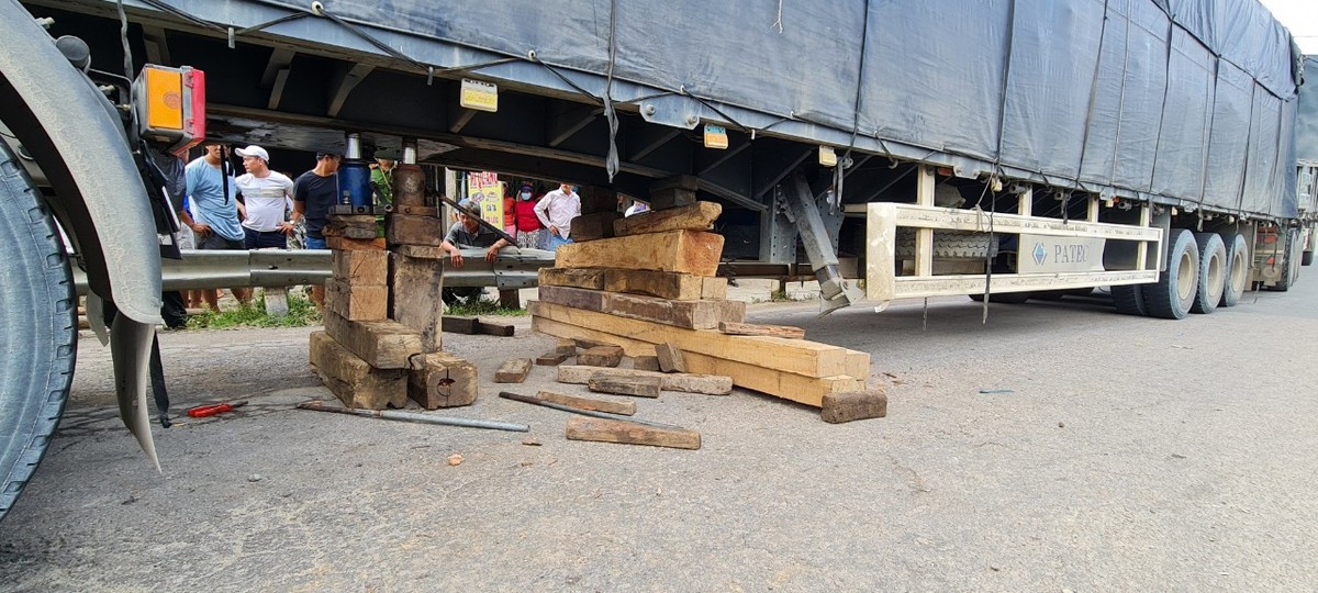 Công tác giải phóng hiện trường đang được gấp rút triển khai.