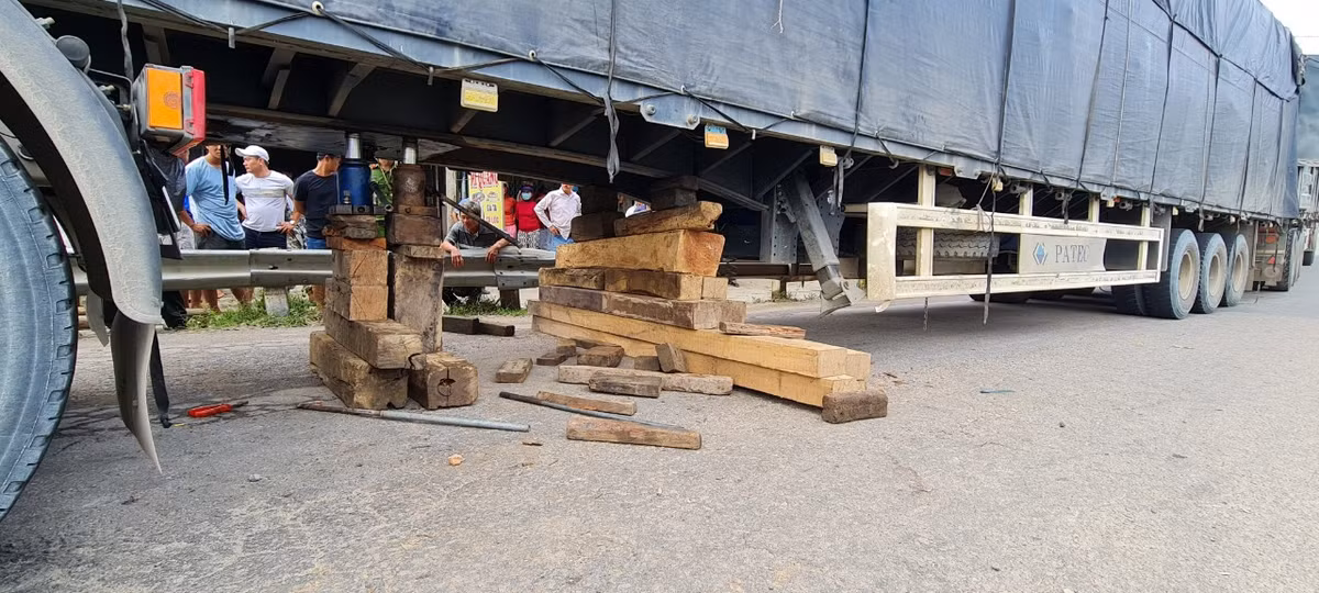 Công tác giải phóng hiện trường đang được gấp rút triển khai.