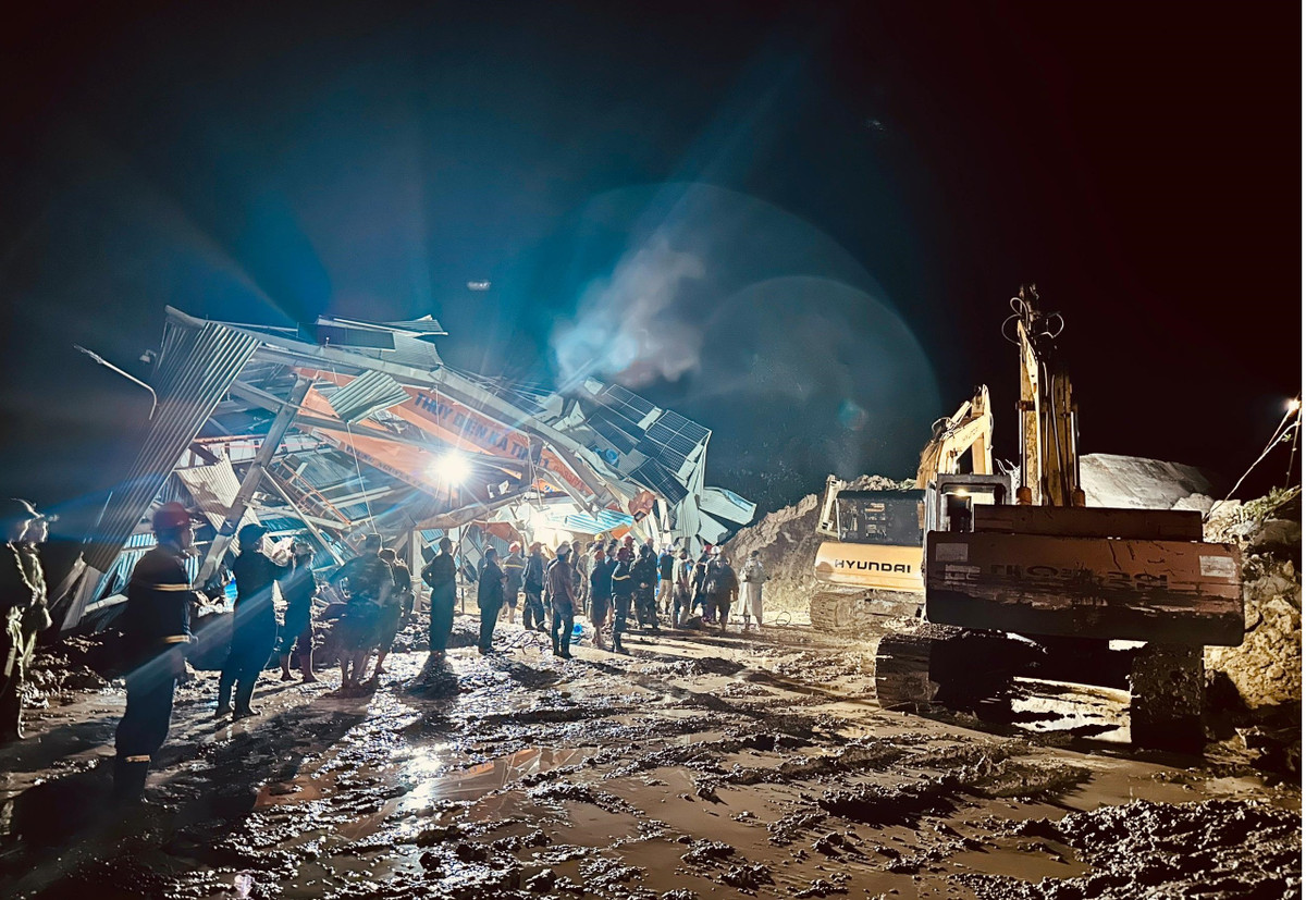 Máy đào công suất lớn được huy động để đưa bùn, đất từ hầm chứa tuabin của nhà máy thuỷ điện, khu vực nghi nạn nhân mất tích.