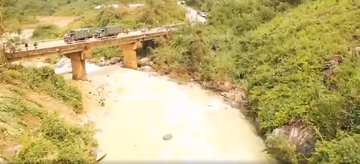 Flycam bay dọc suối Kà Tinh để tìm kiếm ở các khu vực khả nghi và lực lượng cứu hộ chưa tiếp cận đến.