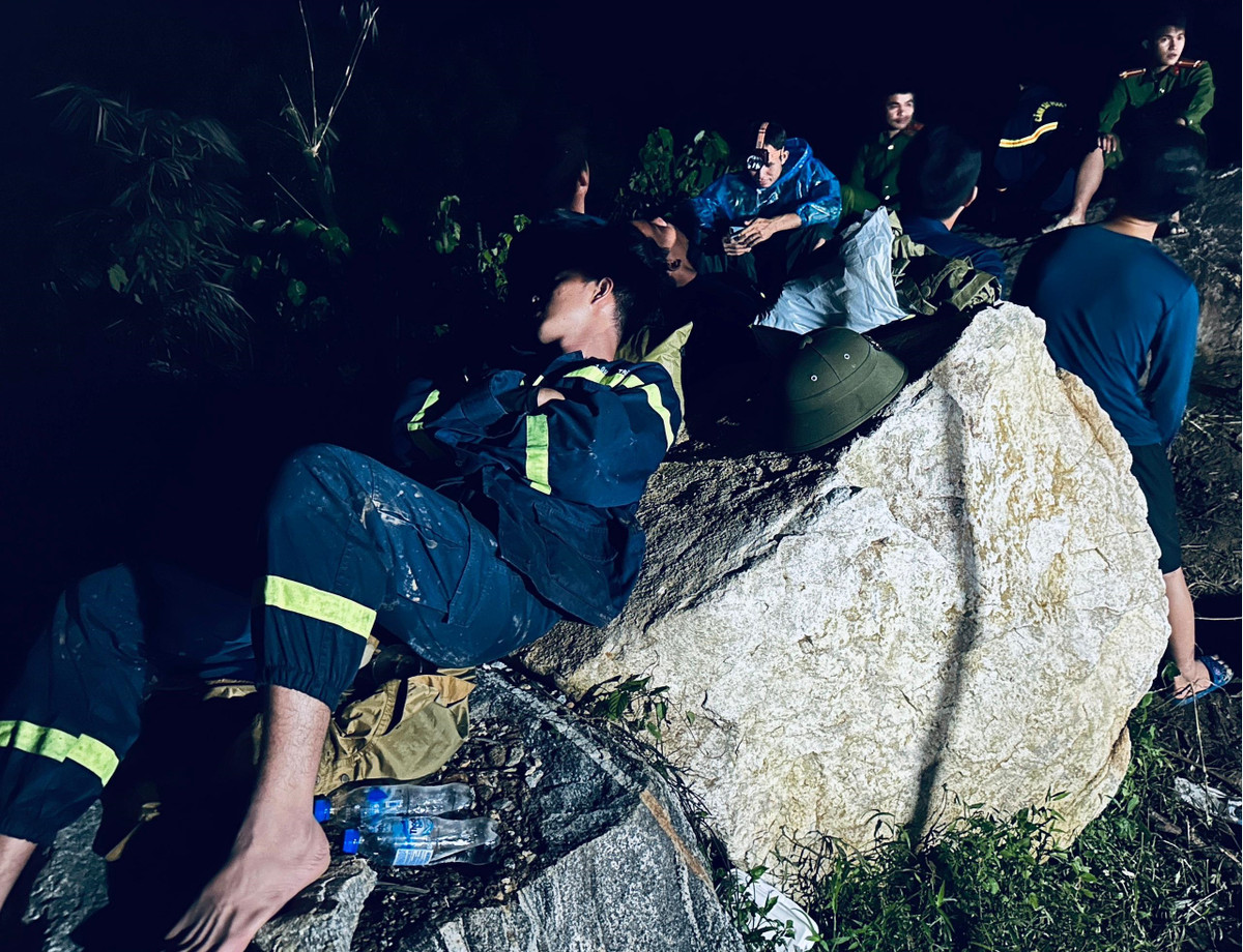 Các lực lượng chức năng chạy đua với thời gian, triển khai công tác tìm kiếm nạn nhân mất tích xuyên đêm. Những chiến sĩ tranh thủ chợp mắt lấy lại sức để tiếp tục công việc.