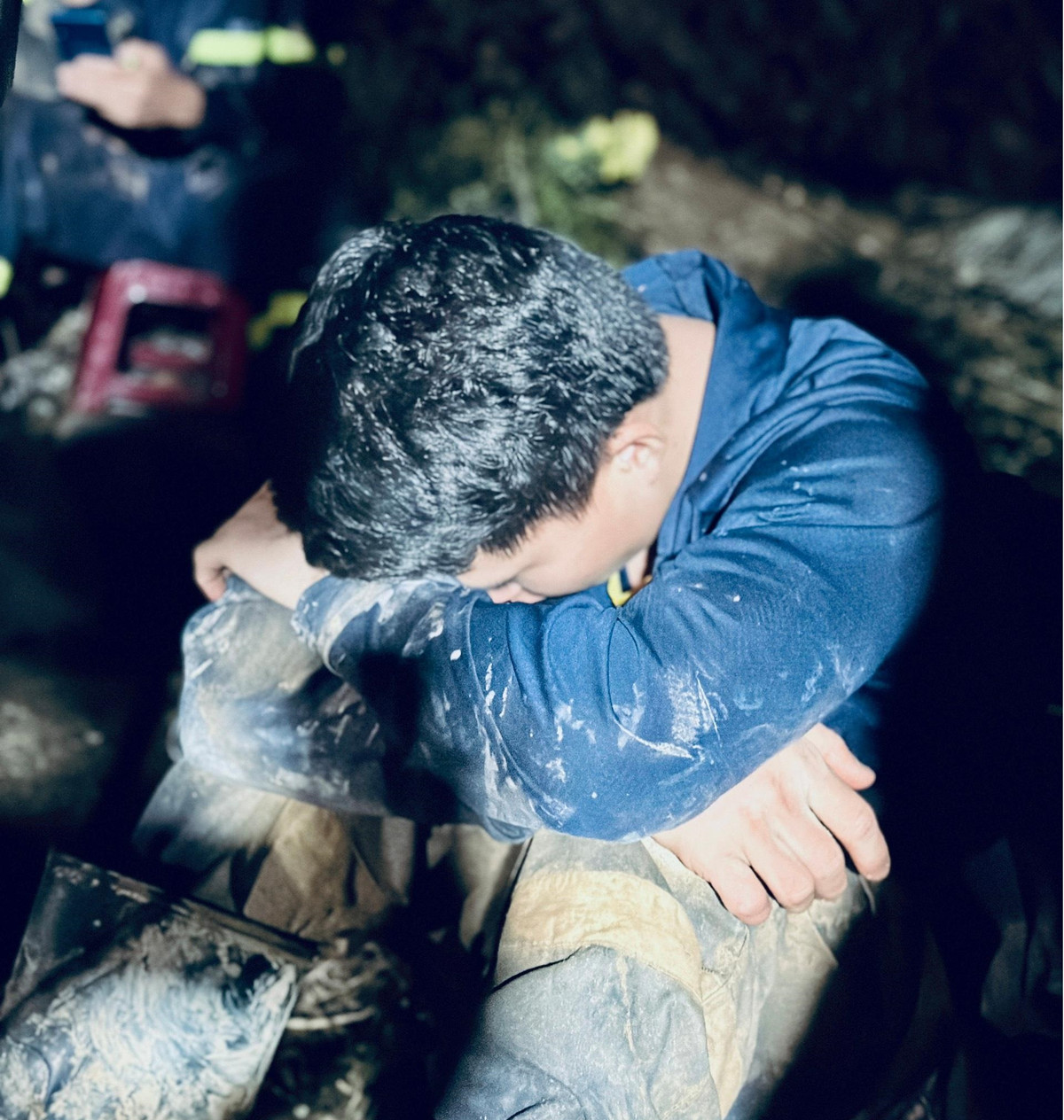 Trời càng về đêm, nhiệt độ giảm xuống, bùn nước thêm lạnh, điều kiện thiếu ánh sáng đã ảnh hưởng không nhỏ đến công tác tìm kiếm cứu nạn. Lực lượng cứu hộ, cứu nạn tranh thủ nghỉ ngơi để lấy sức tiếp tục triển khai tìm kiếm.