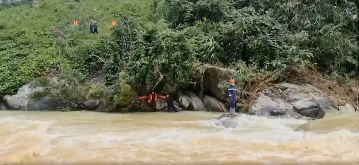 Đội người nhái lặn tìm kiếm xung quanh hai bên bờ suối và các điểm khả nghi.