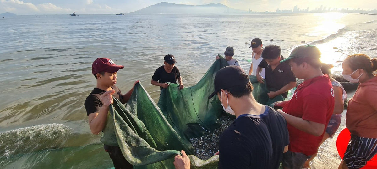 Ai cũng hồi hộp xem mẻ lưới sáng nay.