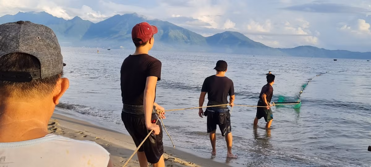 Mỗi nhóm có từ 10 - 16 người tùy thuộc vào chiều dài của lưới.