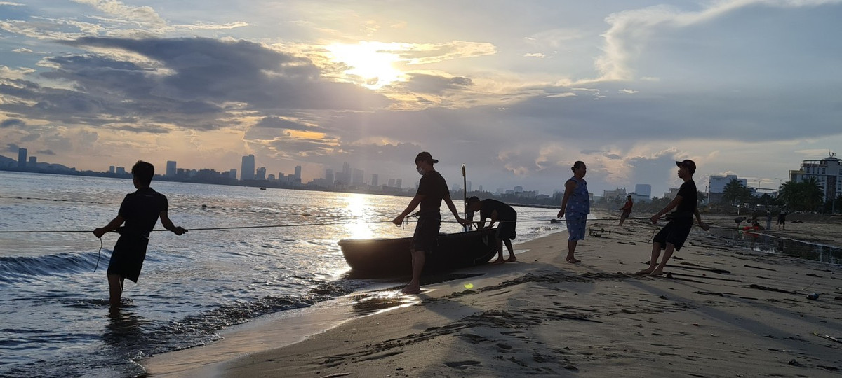 Không khí trên bãi biển Đà Nẵng lúc 5 giờ sáng, khi bình minh vừa ló dạng.