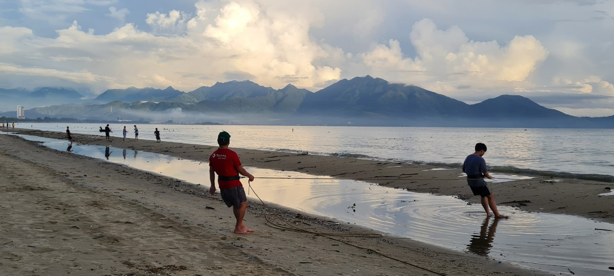 Hàng chục người, cả nam lẫn nữ đang tập trung kéo lưới.