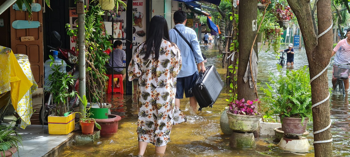 Nhiều du khách phải lội bộ trên vỉa hè.