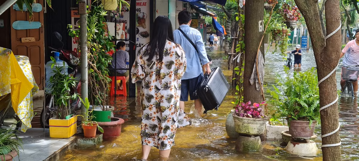 Nhiều du khách phải lội bộ trên vỉa hè.