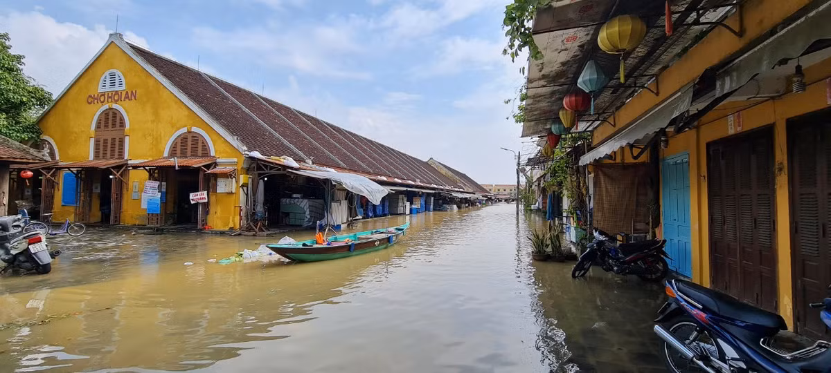 Chợ Hội An ngập sâu trong nước.
