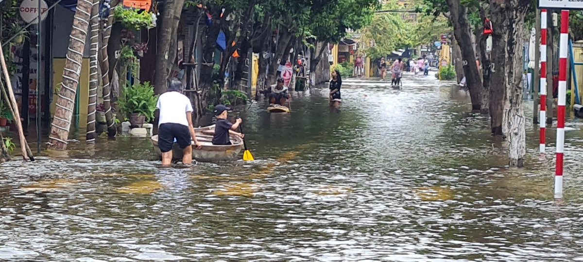 Thuyền được sử dụng để di chuyển trẻ nhỏ.