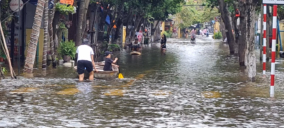 Thuyền được sử dụng để di chuyển trẻ nhỏ.