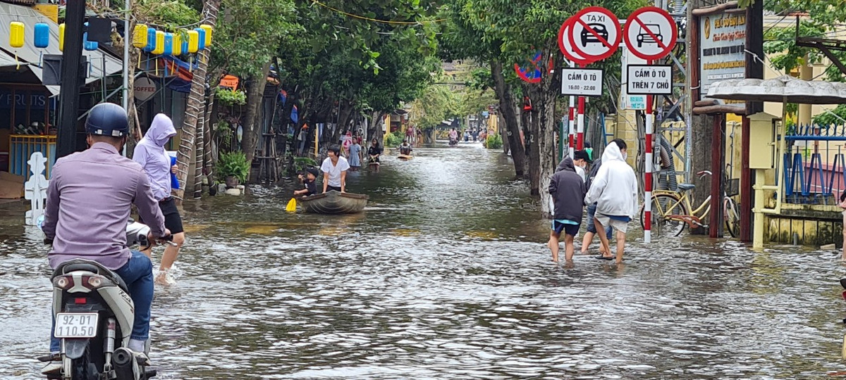 Các bé thích thú lội bộ giữa dòng nước.