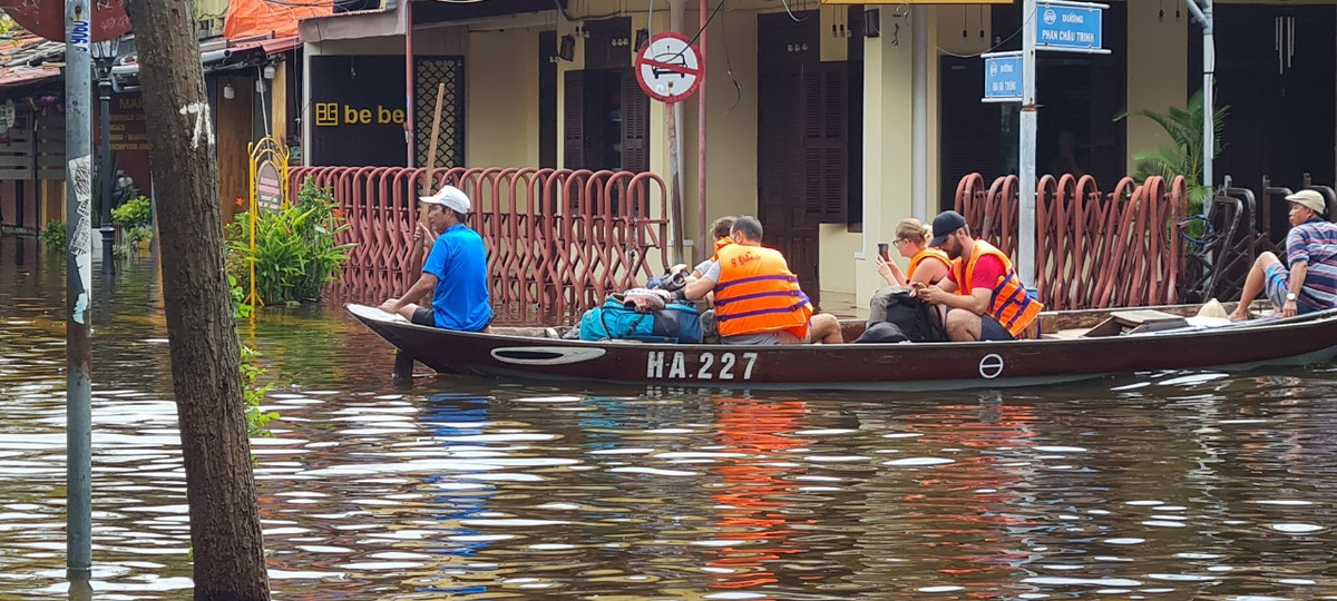 Khách du lịch di chuyền bằng thuyền, mang cả áo phao.