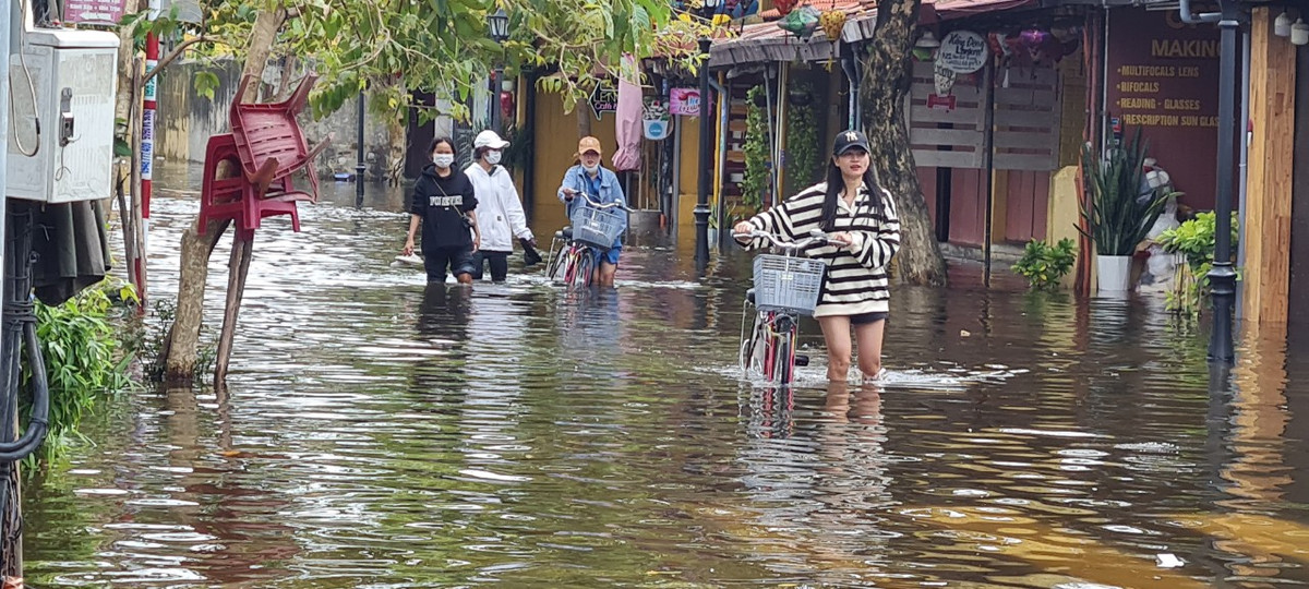 Xe đạp chỉ để dắt bộ khi nước đã lên đến gối.