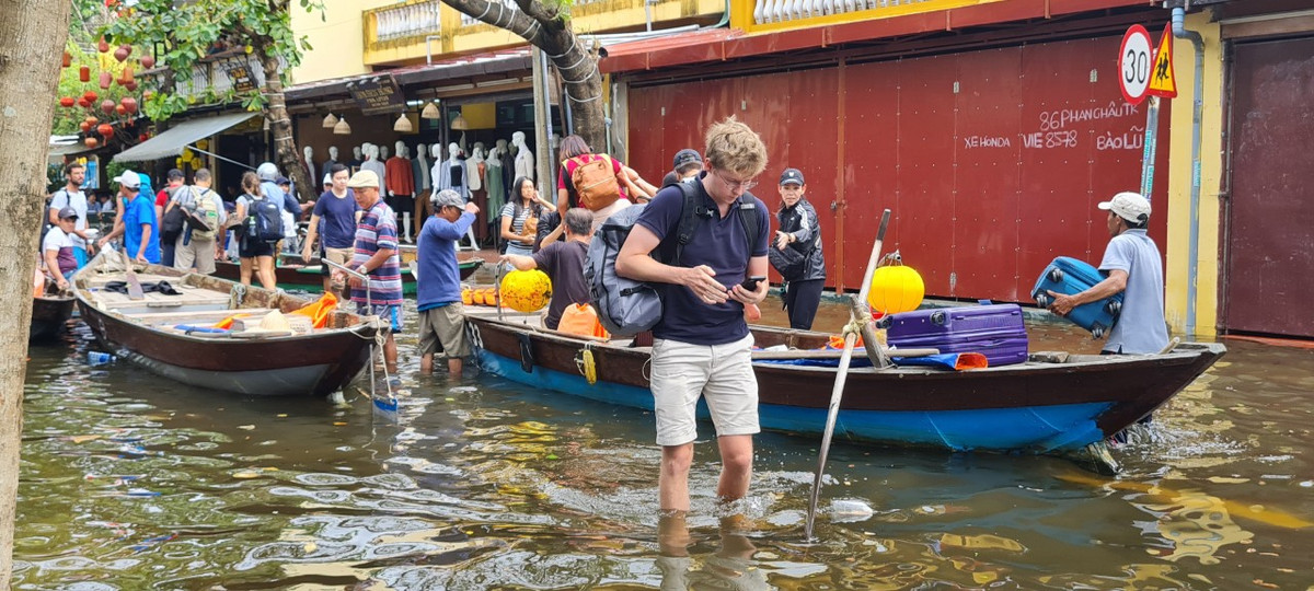 Hội An vẫn rất đông du khách, cả khi nước ngập tứ bề.