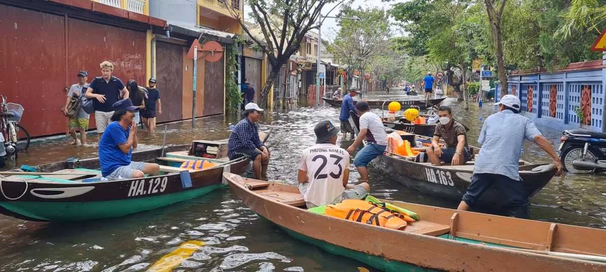 Thuyền đậu ngoài sông giờ tràn vào khắp phố chờ khách.