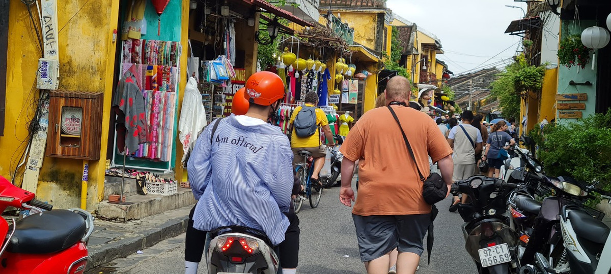 Những nơi chưa ngập vẫn nhộn nhịp bước chân du khách.