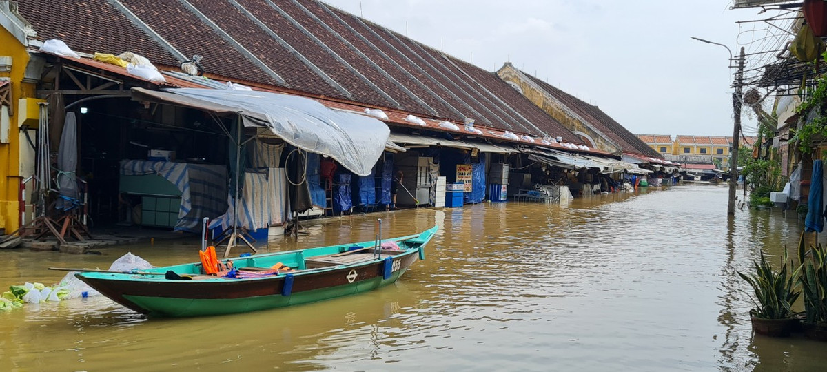 Đây thường là khu vực tập trung rất đông du khách, nay không một bóng người khi nước sông Hoài dâng cao.