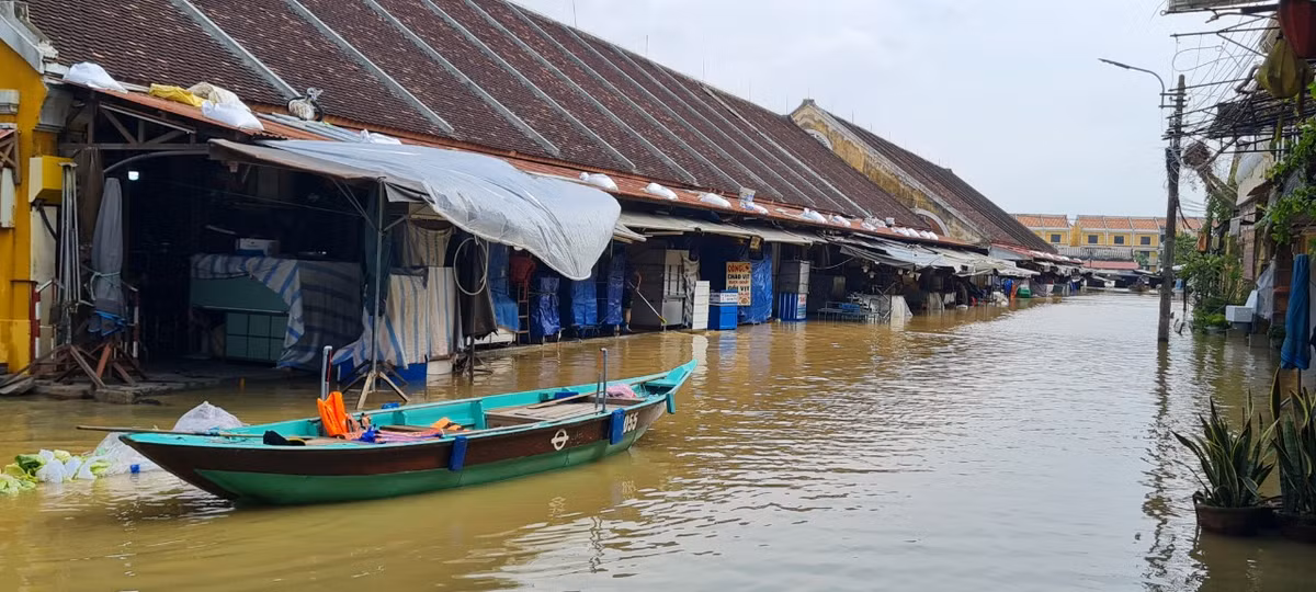 Đây thường là khu vực tập trung rất đông du khách, nay không một bóng người khi nước sông Hoài dâng cao.