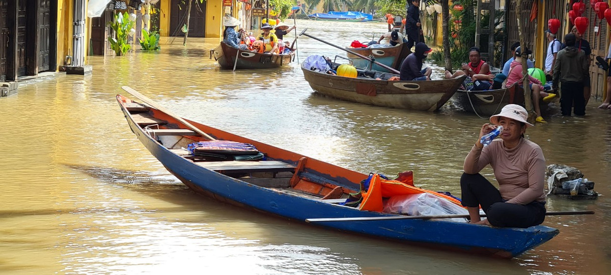 Thuyền đang đợi khách giữa lòng phố cổ.