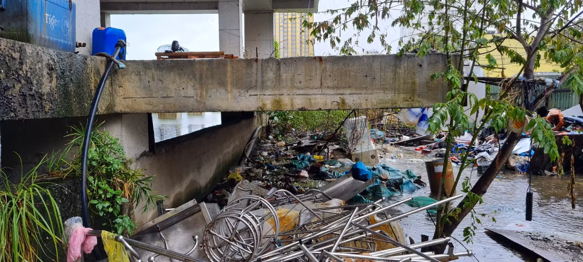 Khung cảnh nhếch nhác ngay giữa trung tâm thành phố.