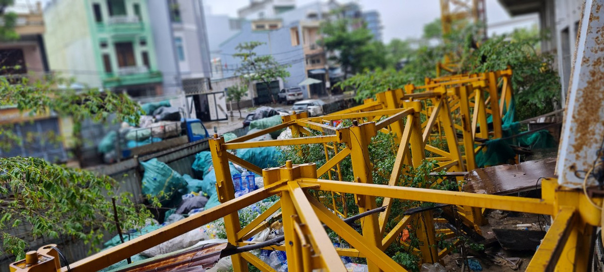 Xung quanh trở thành nơi chất phế liệu, rác thải.