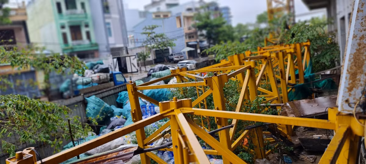 Xung quanh trở thành nơi chất phế liệu, rác thải.