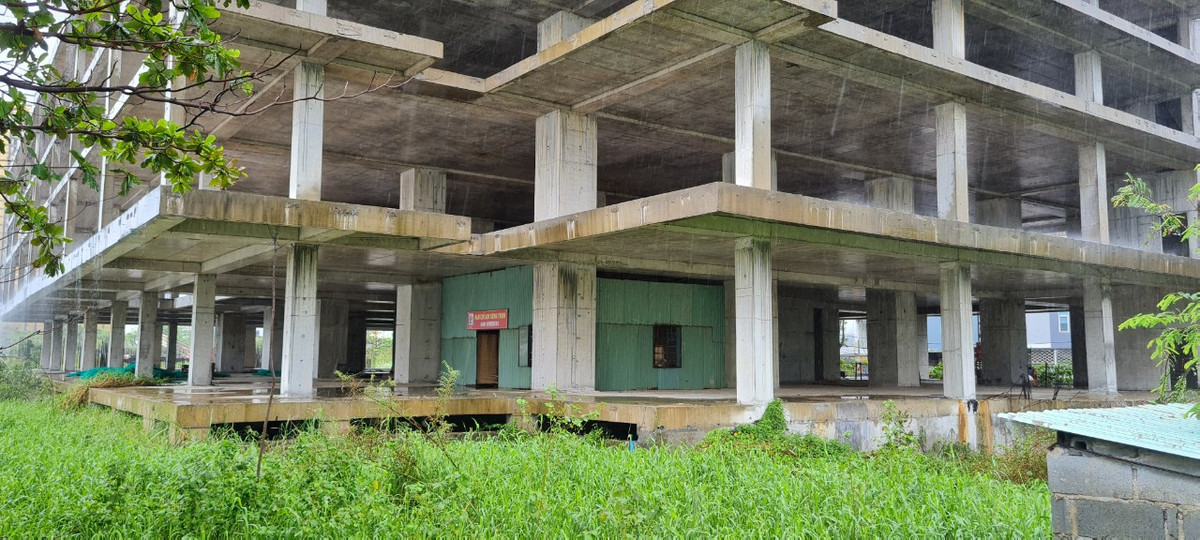 Một góc công trình được che tôn tạm bợ.